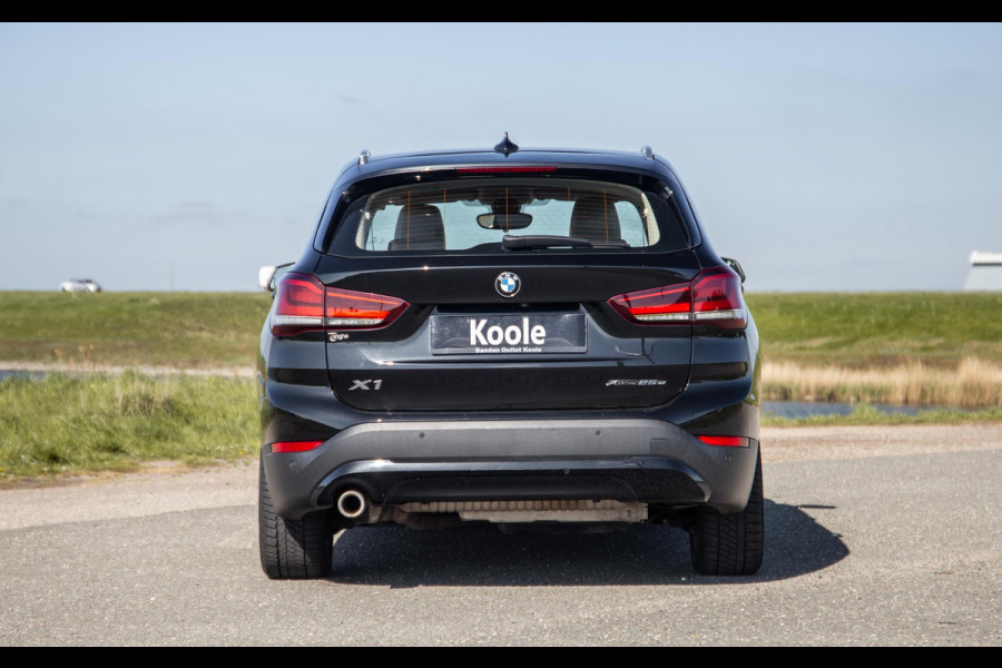 BMW X1 xDrive25e Executive BEIGE LEER / CAMERA / CARPLAY / HEAD UP DISPLAY / LED / CRUISE CONTROLE / STOELVERWARMING
