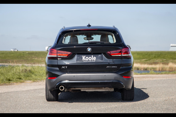 BMW X1 xDrive25e Executive BEIGE LEER / CAMERA / CARPLAY / HEAD UP DISPLAY / LED / CRUISE CONTROLE / STOELVERWARMING