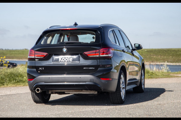 BMW X1 xDrive25e Executive BEIGE LEER / CAMERA / CARPLAY / HEAD UP DISPLAY / LED / CRUISE CONTROLE / STOELVERWARMING