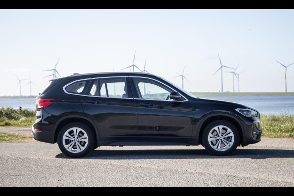 BMW X1 xDrive25e Executive BEIGE LEER / CAMERA / CARPLAY / HEAD UP DISPLAY / LED / CRUISE CONTROLE / STOELVERWARMING