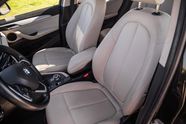 BMW X1 xDrive25e Executive BEIGE LEER / CAMERA / CARPLAY / HEAD UP DISPLAY / LED / CRUISE CONTROLE / STOELVERWARMING