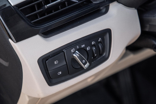 BMW X1 xDrive25e Executive BEIGE LEER / CAMERA / CARPLAY / HEAD UP DISPLAY / LED / CRUISE CONTROLE / STOELVERWARMING
