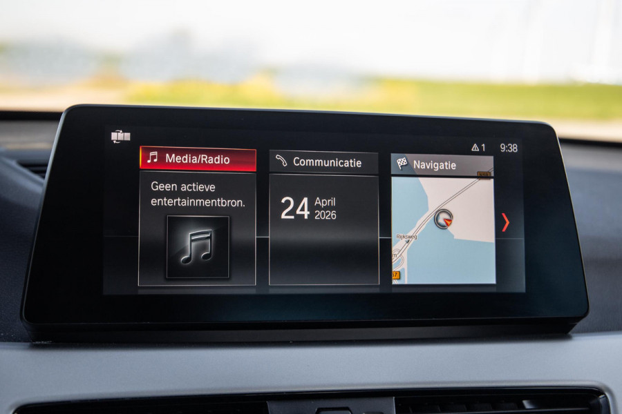 BMW X1 xDrive25e Executive BEIGE LEER / CAMERA / CARPLAY / HEAD UP DISPLAY / LED / CRUISE CONTROLE / STOELVERWARMING