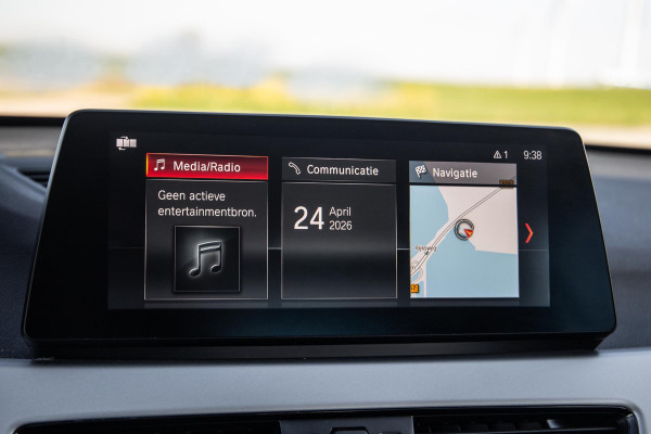 BMW X1 xDrive25e Executive BEIGE LEER / CAMERA / CARPLAY / HEAD UP DISPLAY / LED / CRUISE CONTROLE / STOELVERWARMING