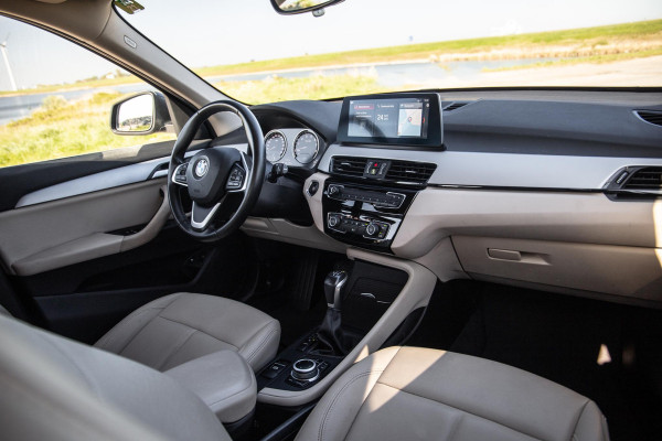 BMW X1 xDrive25e Executive BEIGE LEER / CAMERA / CARPLAY / HEAD UP DISPLAY / LED / CRUISE CONTROLE / STOELVERWARMING