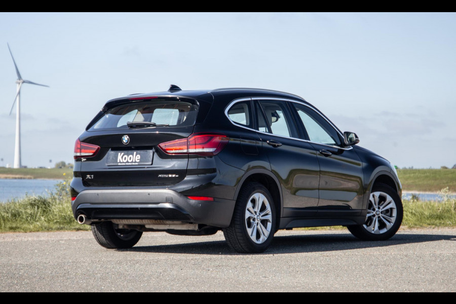 BMW X1 xDrive25e Executive BEIGE LEER / CAMERA / CARPLAY / HEAD UP DISPLAY / LED / CRUISE CONTROLE / STOELVERWARMING