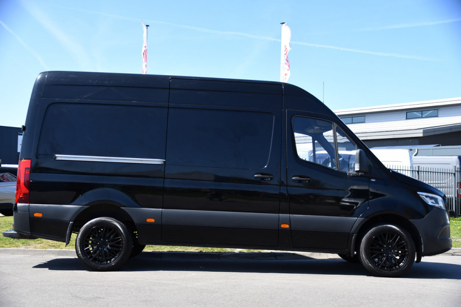 Mercedes-Benz Sprinter 316 2.2 CDI L2H2 Black Edition MARGE! Camera, Cruise, Carplay, LED, 10,5'' Mbux, 164pk, Standkachel, Stoelverwarming, Automaat, NAVI, Leder, Uniek!