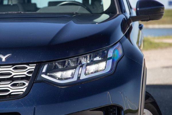 Land Rover Discovery Sport P300e 1.5 SE CARPLAY / TREKHAAK / CREME LEDER / DEALER ONDERHOUDEN / 360 CAMERA