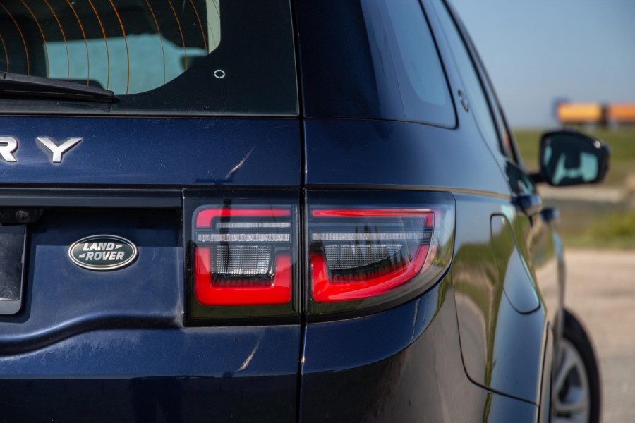 Land Rover Discovery Sport P300e 1.5 SE CARPLAY / TREKHAAK / CREME LEDER / DEALER ONDERHOUDEN / 360 CAMERA