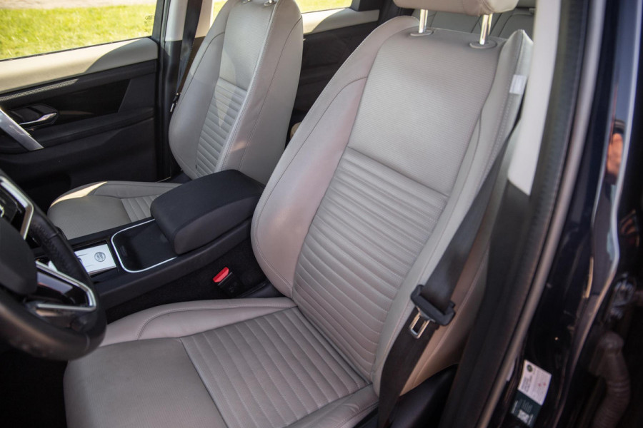 Land Rover Discovery Sport P300e 1.5 SE CARPLAY / TREKHAAK / CREME LEDER / DEALER ONDERHOUDEN / 360 CAMERA