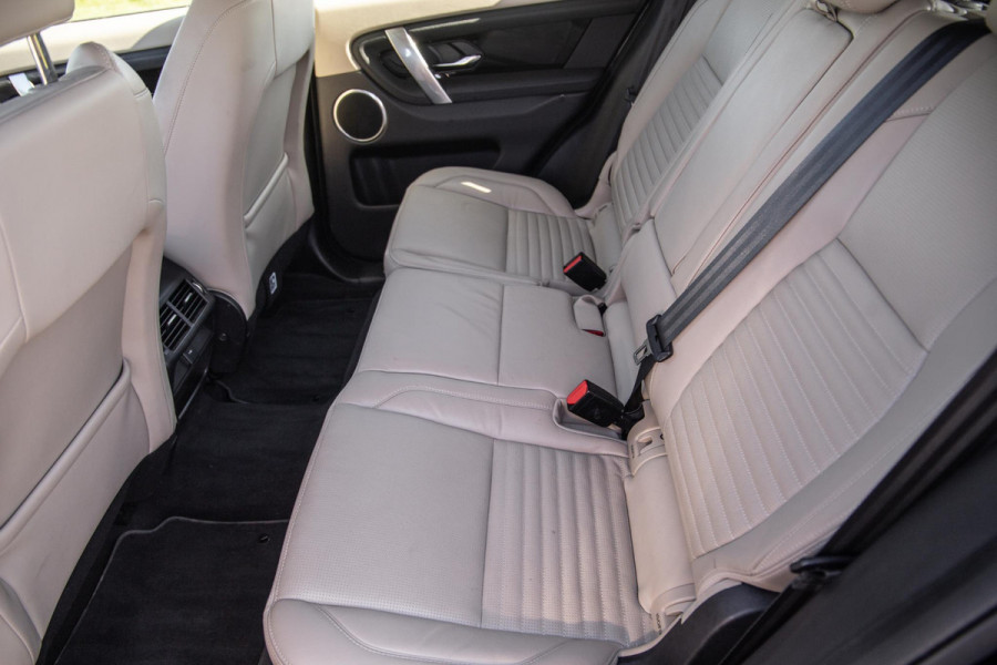 Land Rover Discovery Sport P300e 1.5 SE CARPLAY / TREKHAAK / CREME LEDER / DEALER ONDERHOUDEN / 360 CAMERA