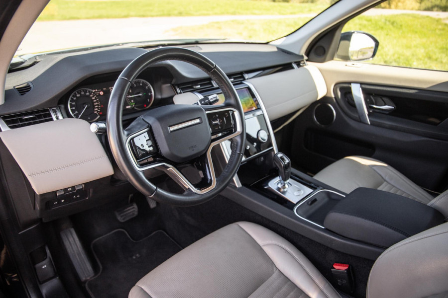 Land Rover Discovery Sport P300e 1.5 SE CARPLAY / TREKHAAK / CREME LEDER / DEALER ONDERHOUDEN / 360 CAMERA