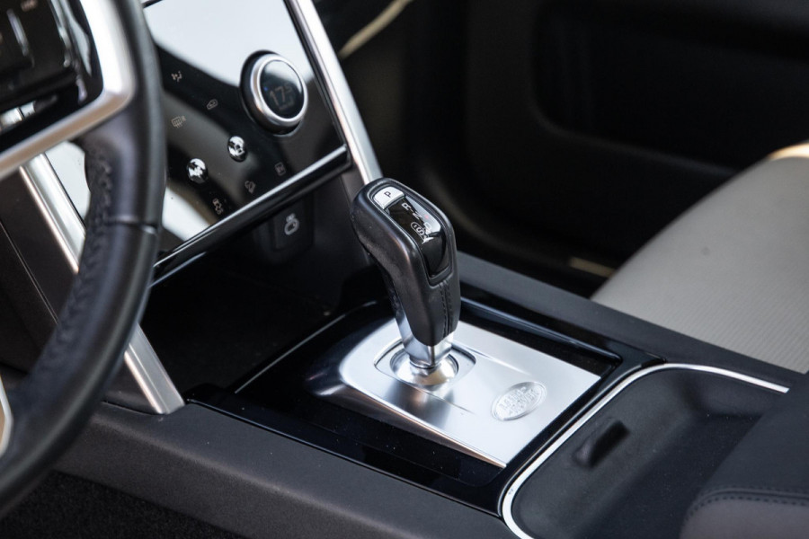 Land Rover Discovery Sport P300e 1.5 SE CARPLAY / TREKHAAK / CREME LEDER / DEALER ONDERHOUDEN / 360 CAMERA
