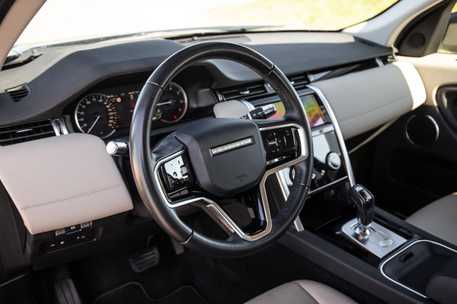 Land Rover Discovery Sport P300e 1.5 SE CARPLAY / TREKHAAK / CREME LEDER / DEALER ONDERHOUDEN / 360 CAMERA