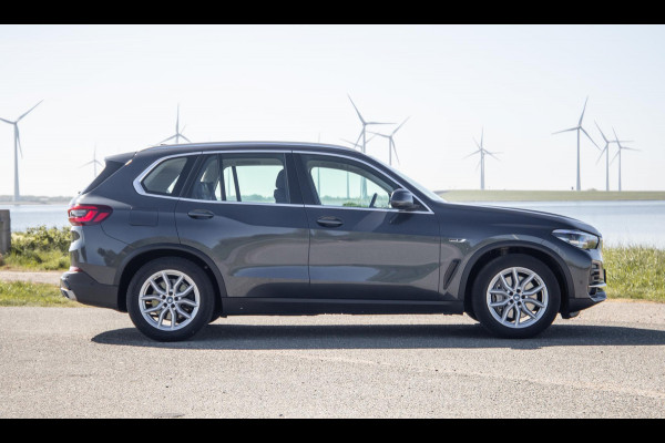 BMW X5 xDrive45e Executive CARPLAY / CAMERA / DEALER ONDERHOUDEN / ZWART LEER / STOELVERWARMING