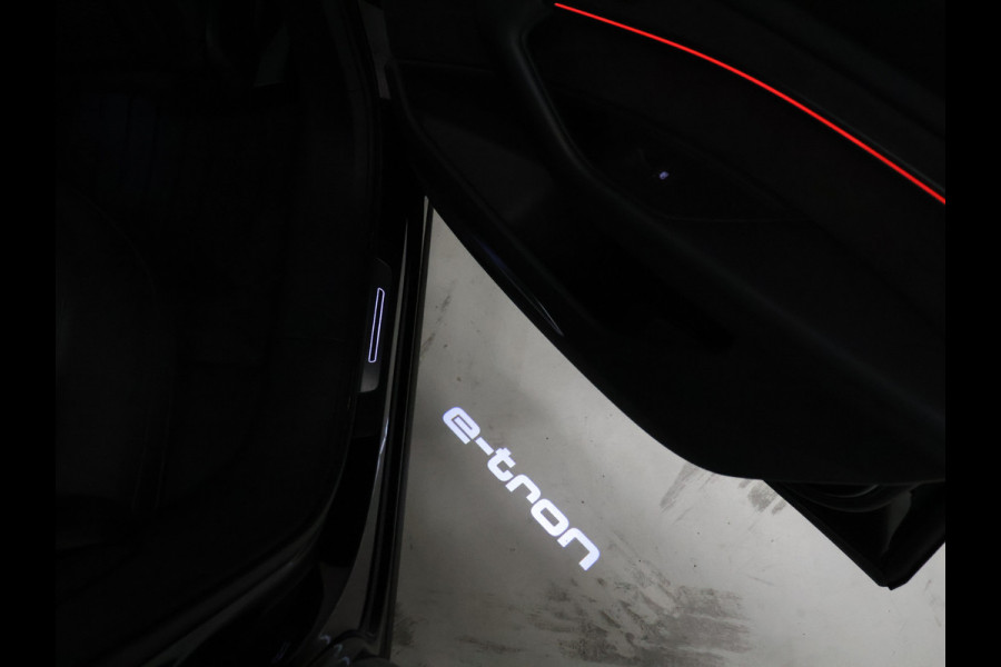Audi e-tron e-tron 55 quattro advanced 95 kWh [SCHUIFKANTELDAK, BANG & OLUFSEN, MEMORY SEATS, AFNEEMBARE TREKHAAK, APPLE CARPLAY, ANDROID, HEAD-UP, 360 CAMERA, ADAPTIVE CRUISE, CLIMATE, NIEUWSTAAT]