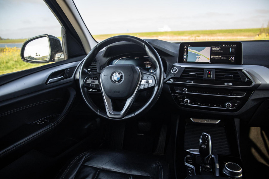BMW X3 xDrive30e Executive BLACK LINE / PANORAMA DAK / CARPLAY / LEER / STOELVERWARMING / CAMERA