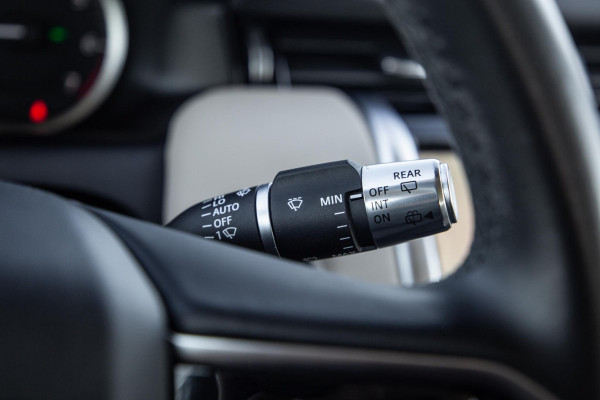 Land Rover Discovery Sport P300e 1.5 SE CARPLAY / TREKHAAK / CREME LEDER / DEALER ONDERHOUDEN / 360 CAMERA