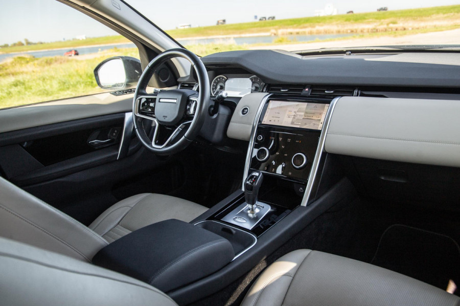 Land Rover Discovery Sport P300e 1.5 SE CARPLAY / TREKHAAK / CREME LEDER / DEALER ONDERHOUDEN / 360 CAMERA