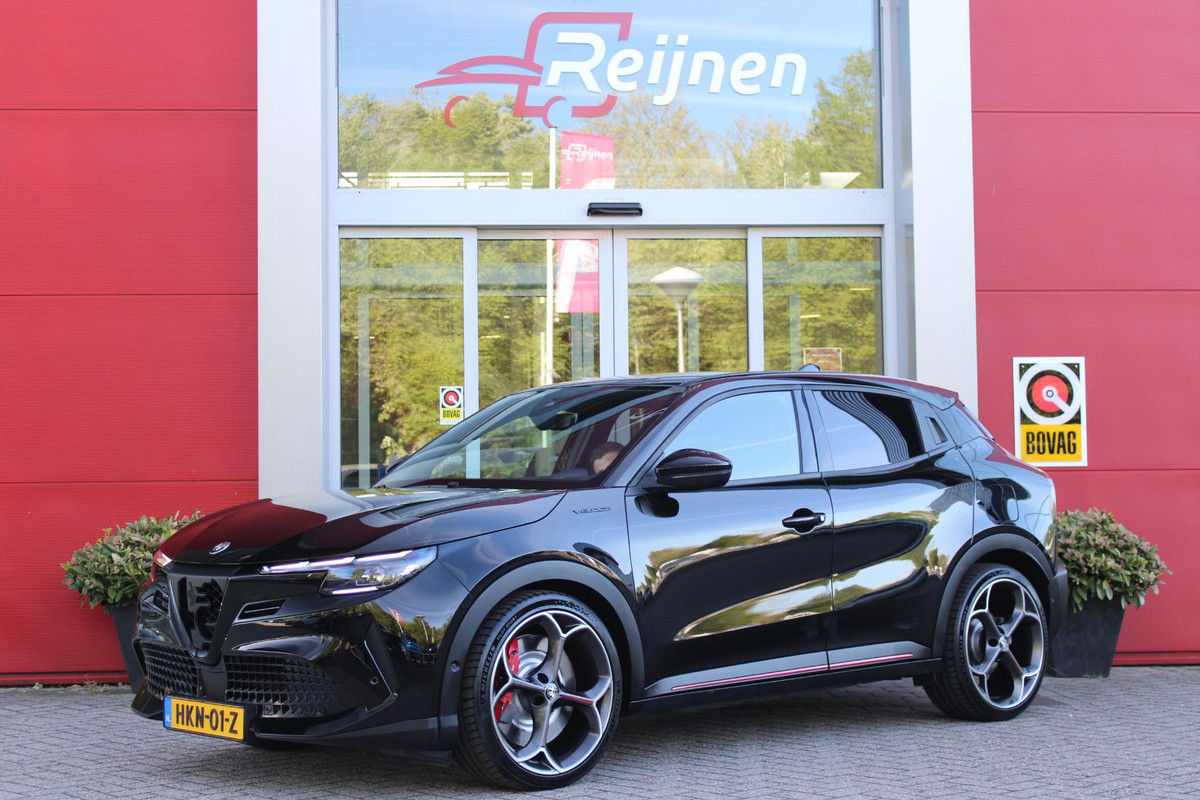 Alfa Romeo junior Elettrica VELOCE 280PK 54 kWh | SPORT PACK (SABELT SPORTSTOELEN ELEKTRISCH BEDIENBAAR OP DE BESTUURDERSSTOEL/STOEL VERWARMING/ALUMINIUM INSTAPLIJSTEN EN PEDALEN/PERFROMANCE STUURWIEL MET ALCANTARA/PERFORMANCE BODYKIT "PROGRESSO"/AMBIENT LIGHT/GETINTE ACHETRRUITEN | TECHNO PACK (LED MATRIX KOPLAMPEN/AUTOMATISCH DIMMENDE BINNENSPIEGEL/DRAADLOZE TELEFOONLADER/DODEHOEK DETECTIE/NAVIGATIE/ELEKTRISCH BEDIENBARE ACHTERKLEP/KEYLESS ENTRY/KEYLESS START/ADAPTIVE CRUISE CONTROL/ACHTERUITRIJ CAMERA) | DRAADLOZE APPLE CARPLAY/ANDROID AUTO | 20" LICHTMETALEN VELGEN "VENTI" | RODE RE