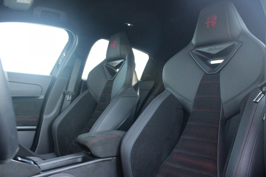 Alfa Romeo junior Elettrica VELOCE 280PK 54 kWh | SPORT PACK (SABELT SPORTSTOELEN ELEKTRISCH BEDIENBAAR OP DE BESTUURDERSSTOEL/STOEL VERWARMING/ALUMINIUM INSTAPLIJSTEN EN PEDALEN/PERFROMANCE STUURWIEL MET ALCANTARA/PERFORMANCE BODYKIT "PROGRESSO"/AMBIENT LIGHT/GETINTE ACHETRRUITEN | TECHNO PACK (LED MATRIX KOPLAMPEN/AUTOMATISCH DIMMENDE BINNENSPIEGEL/DRAADLOZE TELEFOONLADER/DODEHOEK DETECTIE/NAVIGATIE/ELEKTRISCH BEDIENBARE ACHTERKLEP/KEYLESS ENTRY/KEYLESS START/ADAPTIVE CRUISE CONTROL/ACHTERUITRIJ CAMERA) | DRAADLOZE APPLE CARPLAY/ANDROID AUTO | 20" LICHTMETALEN VELGEN "VENTI" | RODE RE