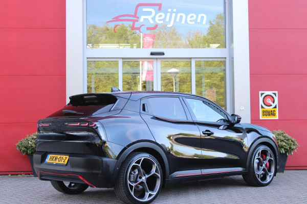 Alfa Romeo junior Elettrica VELOCE 280PK 54 kWh | SPORT PACK (SABELT SPORTSTOELEN ELEKTRISCH BEDIENBAAR OP DE BESTUURDERSSTOEL/STOEL VERWARMING/ALUMINIUM INSTAPLIJSTEN EN PEDALEN/PERFROMANCE STUURWIEL MET ALCANTARA/PERFORMANCE BODYKIT "PROGRESSO"/AMBIENT LIGHT/GETINTE ACHETRRUITEN | TECHNO PACK (LED MATRIX KOPLAMPEN/AUTOMATISCH DIMMENDE BINNENSPIEGEL/DRAADLOZE TELEFOONLADER/DODEHOEK DETECTIE/NAVIGATIE/ELEKTRISCH BEDIENBARE ACHTERKLEP/KEYLESS ENTRY/KEYLESS START/ADAPTIVE CRUISE CONTROL/ACHTERUITRIJ CAMERA) | DRAADLOZE APPLE CARPLAY/ANDROID AUTO | 20" LICHTMETALEN VELGEN "VENTI" | RODE RE