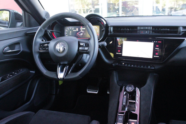 Alfa Romeo junior Elettrica VELOCE 280PK 54 kWh | SPORT PACK (SABELT SPORTSTOELEN ELEKTRISCH BEDIENBAAR OP DE BESTUURDERSSTOEL/STOEL VERWARMING/ALUMINIUM INSTAPLIJSTEN EN PEDALEN/PERFROMANCE STUURWIEL MET ALCANTARA/PERFORMANCE BODYKIT "PROGRESSO"/AMBIENT LIGHT/GETINTE ACHETRRUITEN | TECHNO PACK (LED MATRIX KOPLAMPEN/AUTOMATISCH DIMMENDE BINNENSPIEGEL/DRAADLOZE TELEFOONLADER/DODEHOEK DETECTIE/NAVIGATIE/ELEKTRISCH BEDIENBARE ACHTERKLEP/KEYLESS ENTRY/KEYLESS START/ADAPTIVE CRUISE CONTROL/ACHTERUITRIJ CAMERA) | DRAADLOZE APPLE CARPLAY/ANDROID AUTO | 20" LICHTMETALEN VELGEN "VENTI" | RODE RE