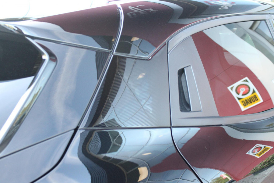 Alfa Romeo junior Elettrica VELOCE 280PK 54 kWh | SPORT PACK (SABELT SPORTSTOELEN ELEKTRISCH BEDIENBAAR OP DE BESTUURDERSSTOEL/STOEL VERWARMING/ALUMINIUM INSTAPLIJSTEN EN PEDALEN/PERFROMANCE STUURWIEL MET ALCANTARA/PERFORMANCE BODYKIT "PROGRESSO"/AMBIENT LIGHT/GETINTE ACHETRRUITEN | TECHNO PACK (LED MATRIX KOPLAMPEN/AUTOMATISCH DIMMENDE BINNENSPIEGEL/DRAADLOZE TELEFOONLADER/DODEHOEK DETECTIE/NAVIGATIE/ELEKTRISCH BEDIENBARE ACHTERKLEP/KEYLESS ENTRY/KEYLESS START/ADAPTIVE CRUISE CONTROL/ACHTERUITRIJ CAMERA) | DRAADLOZE APPLE CARPLAY/ANDROID AUTO | 20" LICHTMETALEN VELGEN "VENTI" | RODE RE