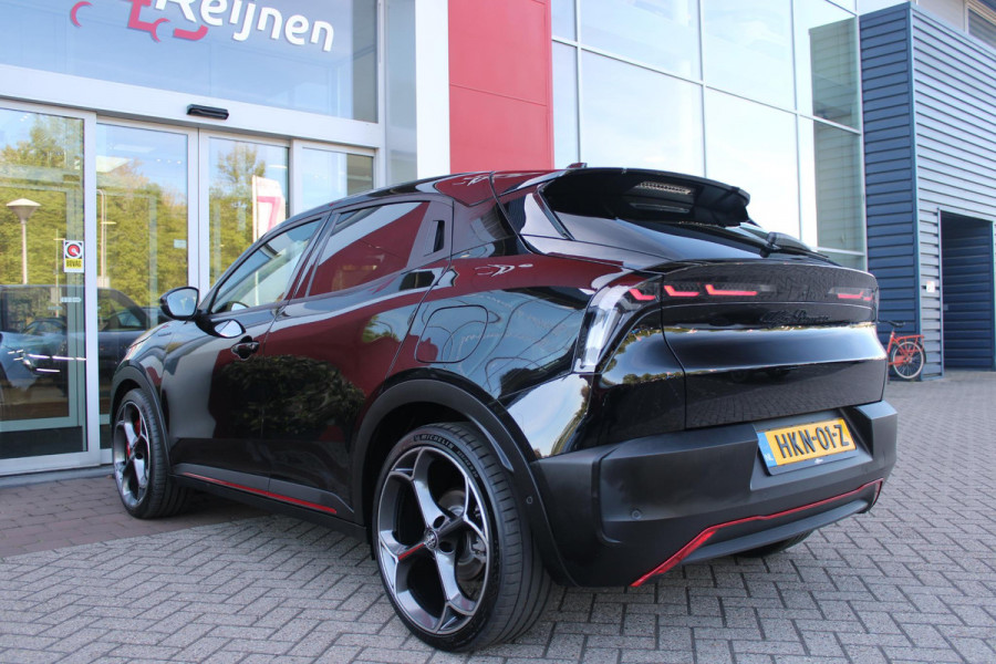Alfa Romeo junior Elettrica VELOCE 280PK 54 kWh | SPORT PACK (SABELT SPORTSTOELEN ELEKTRISCH BEDIENBAAR OP DE BESTUURDERSSTOEL/STOEL VERWARMING/ALUMINIUM INSTAPLIJSTEN EN PEDALEN/PERFROMANCE STUURWIEL MET ALCANTARA/PERFORMANCE BODYKIT "PROGRESSO"/AMBIENT LIGHT/GETINTE ACHETRRUITEN | TECHNO PACK (LED MATRIX KOPLAMPEN/AUTOMATISCH DIMMENDE BINNENSPIEGEL/DRAADLOZE TELEFOONLADER/DODEHOEK DETECTIE/NAVIGATIE/ELEKTRISCH BEDIENBARE ACHTERKLEP/KEYLESS ENTRY/KEYLESS START/ADAPTIVE CRUISE CONTROL/ACHTERUITRIJ CAMERA) | DRAADLOZE APPLE CARPLAY/ANDROID AUTO | 20" LICHTMETALEN VELGEN "VENTI" | RODE RE