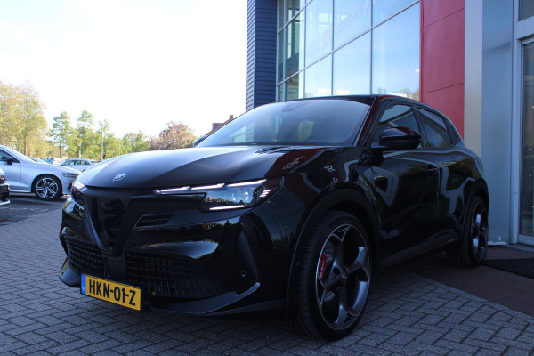 Alfa Romeo junior Elettrica VELOCE 280PK 54 kWh | SPORT PACK (SABELT SPORTSTOELEN ELEKTRISCH BEDIENBAAR OP DE BESTUURDERSSTOEL/STOEL VERWARMING/ALUMINIUM INSTAPLIJSTEN EN PEDALEN/PERFROMANCE STUURWIEL MET ALCANTARA/PERFORMANCE BODYKIT "PROGRESSO"/AMBIENT LIGHT/GETINTE ACHETRRUITEN | TECHNO PACK (LED MATRIX KOPLAMPEN/AUTOMATISCH DIMMENDE BINNENSPIEGEL/DRAADLOZE TELEFOONLADER/DODEHOEK DETECTIE/NAVIGATIE/ELEKTRISCH BEDIENBARE ACHTERKLEP/KEYLESS ENTRY/KEYLESS START/ADAPTIVE CRUISE CONTROL/ACHTERUITRIJ CAMERA) | DRAADLOZE APPLE CARPLAY/ANDROID AUTO | 20" LICHTMETALEN VELGEN "VENTI" | RODE RE