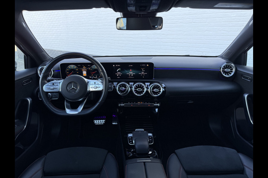 Mercedes-Benz A-Klasse 250 4MATIC AMG-Line | Pano | Trekhaak | MultiBeam LED | Ambient Light | 19 inch
