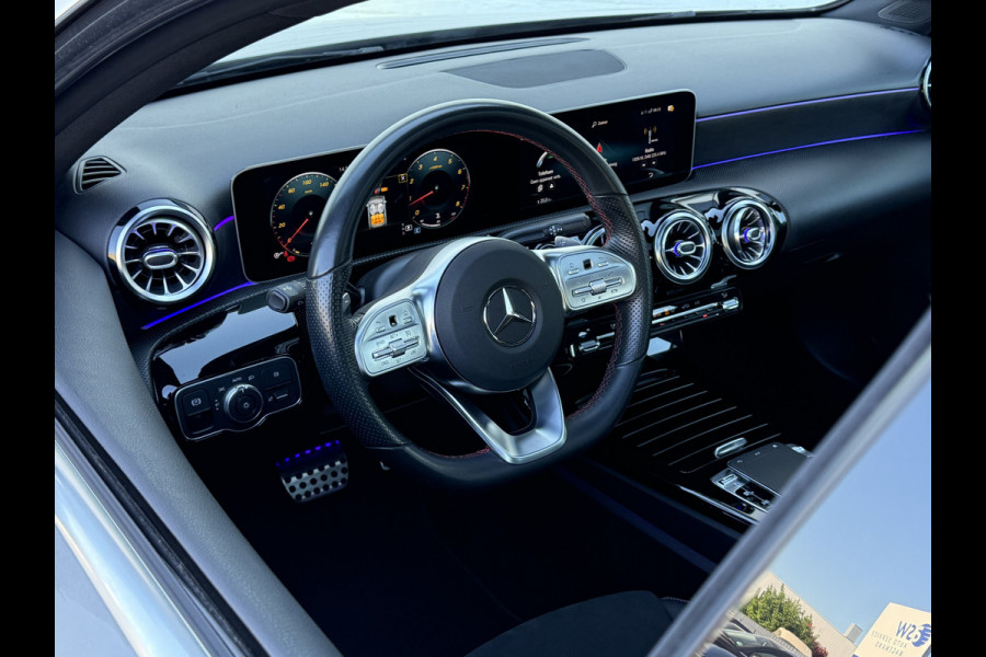Mercedes-Benz A-Klasse 250 4MATIC AMG-Line | Pano | Trekhaak | MultiBeam LED | Ambient Light | 19 inch
