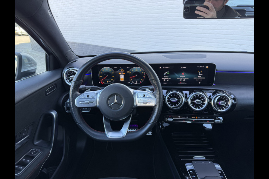 Mercedes-Benz A-Klasse 250 4MATIC AMG-Line | Pano | Trekhaak | MultiBeam LED | Ambient Light | 19 inch