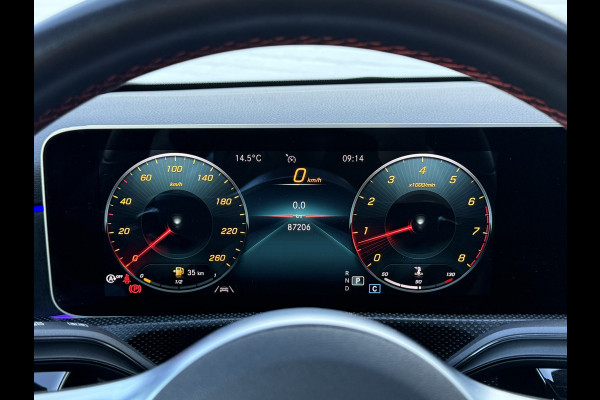 Mercedes-Benz A-Klasse 250 4MATIC AMG-Line | Pano | Trekhaak | MultiBeam LED | Ambient Light | 19 inch