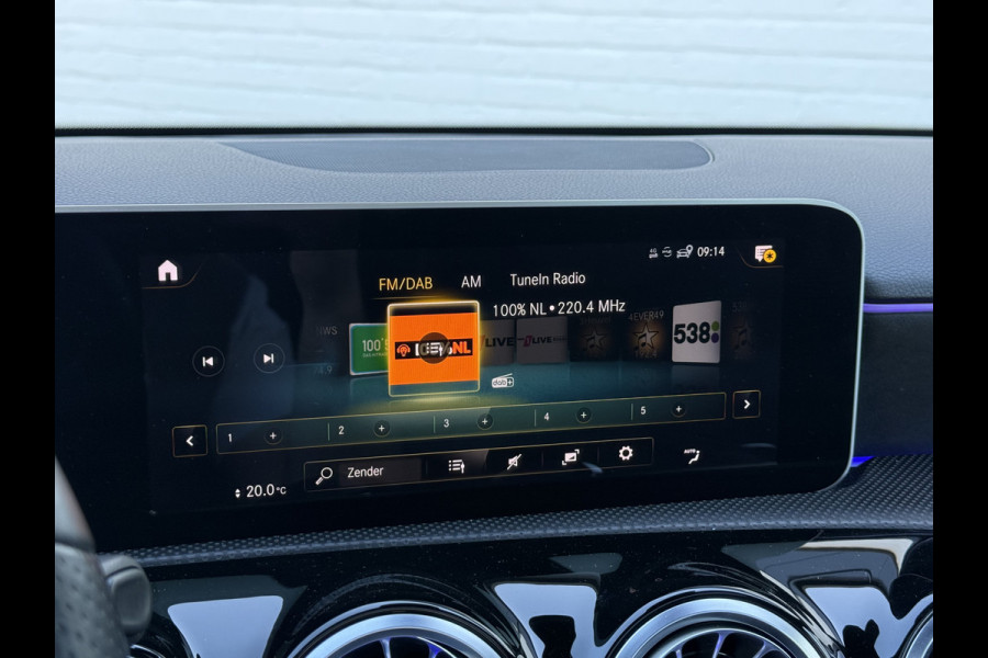 Mercedes-Benz A-Klasse 250 4MATIC AMG-Line | Pano | Trekhaak | MultiBeam LED | Ambient Light | 19 inch