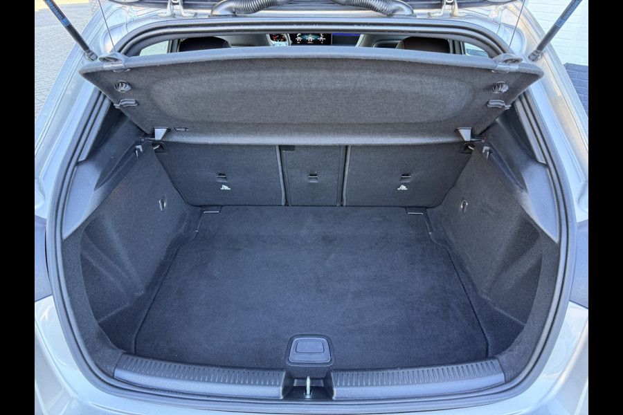 Mercedes-Benz A-Klasse 250 4MATIC AMG-Line | Pano | Trekhaak | MultiBeam LED | Ambient Light | 19 inch
