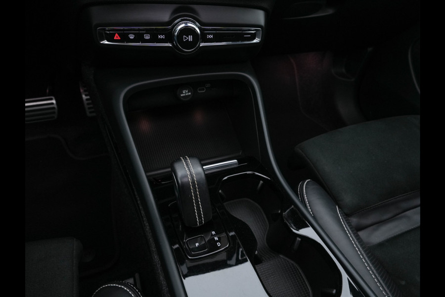 Volvo XC40 Recharge P8 AWD R-Design [ 3-Fase-11kW ] {SoH-90%} (INCL-BTW) Aut. *HEATPUMP | PANO | LEATHER-ALCANTARA | ADAPTIVE-CRUISE | DIGI-COCKPIT | FULL-LED | CAMERA | NAVI-FULLMAP | ECC | PDC | KEYLESS | HEATED-SPORTSEATS | TOWBAR | 19''ALU*