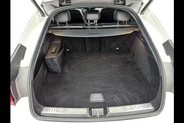 Mercedes-Benz GLC 300 e 4MATIC Premium Plus | AMG-LIne Interieur | AMG-Line Exterieur | Achteruitrijcamera | Multispaaks velgen | Nightpakket | Sfeerverlichting | Trekhaak | 24 Maanden Mercedes-Benz Certified Garantie