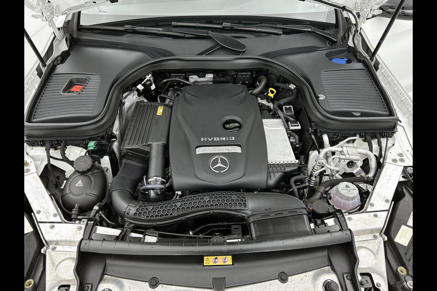 Mercedes-Benz GLC 300 e 4MATIC Premium Plus | AMG-LIne Interieur | AMG-Line Exterieur | Achteruitrijcamera | Multispaaks velgen | Nightpakket | Sfeerverlichting | Trekhaak | 24 Maanden Mercedes-Benz Certified Garantie