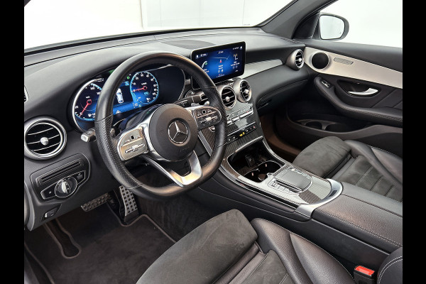 Mercedes-Benz GLC 300 e 4MATIC Premium Plus | AMG-LIne Interieur | AMG-Line Exterieur | Achteruitrijcamera | Multispaaks velgen | Nightpakket | Sfeerverlichting | Trekhaak | 24 Maanden Mercedes-Benz Certified Garantie