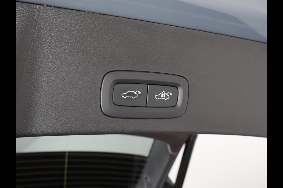 Volvo XC40 1.5 T5 PLUG-IN HYBRID+ DARK. ACCU 90% GAR. 9-2032* TREKHAAK . DODE HOEKDETECTIE . HARMAN KARDON . STUUR & STOELVERWARMING .