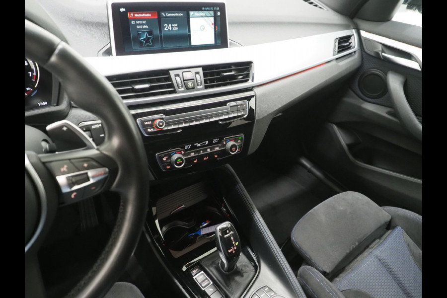 BMW X1 sDrive20i M Sport Full Black | HUD | Trekhaak | Sfeerlicht | Donkere Hemel | Stoelverwarming | Cruise | PDC | Carplay