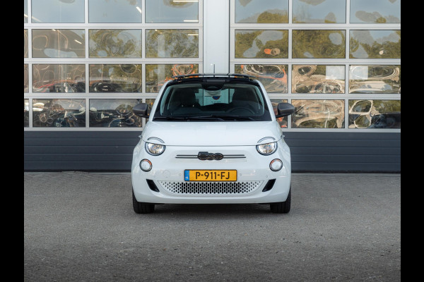 Fiat 500E Icon 42 kWh | Clima | Cruise | Camera | 17" | Priv. Glass | Schuif/Kanteldak | Winter Pack | BSM | Apple Carplay l SOH 92,8%