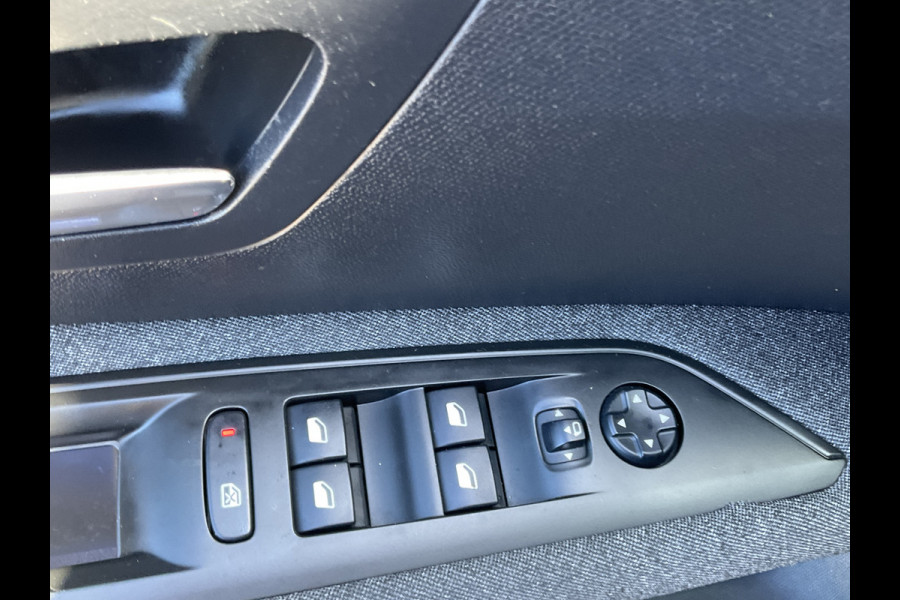Peugeot 3008 1.2 PureTech Allure Carplay Stoelverw. Trekhaak Virtual Display
