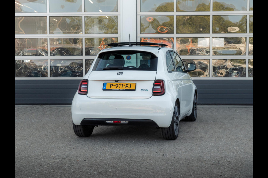 Fiat 500E Icon 42 kWh l SOH 92,8% | Clima | Cruise | Camera | 17" | Priv. Glass | Schuif/Kanteldak | Winter Pack | BSM | Apple Carplay