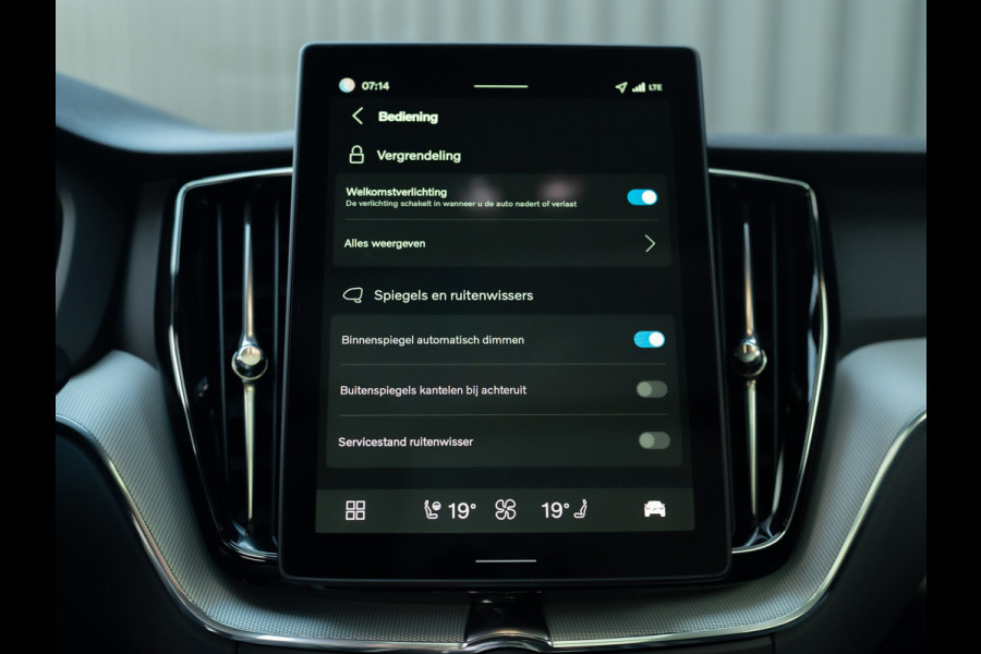 Volvo XC60 2.0 T6 Plug-in hybrid AWD Plus Black Edition | Harman/ Kardon | 360 Camera | Blind Spot | Panodak | Trekhaak wegkl. | Prijs Rijklaar!!