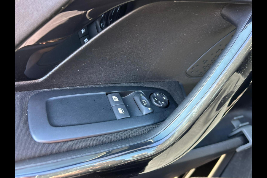 Peugeot 208 1.2 PureTech Blue Lion | CARPLAY | BLUETOOTH | NAVI | CC | PDC | APK T/M 30-4-2027 | AFLEVERBEURT | NW DISTRIBUTIE