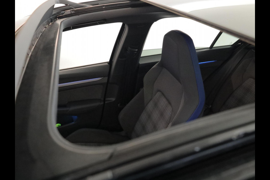 Volkswagen Golf 1.5 eHybrid GTE 272 PK PHEV | Verlengde garantie | Head up display | Panorama dak | 18" LM velgen |