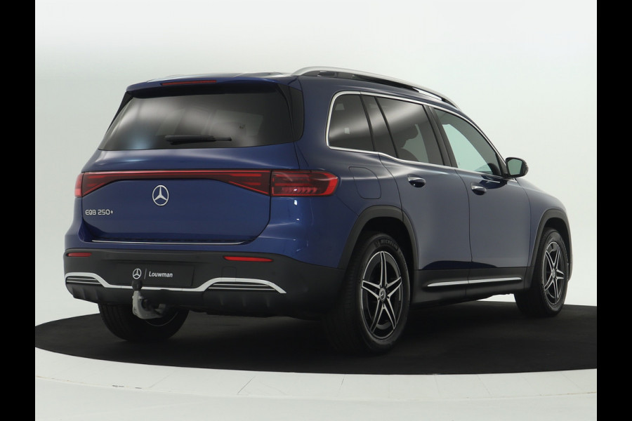 Mercedes-Benz EQB 250+ AMG Line 71 kWh | Trekhaak | Parkeerpakket met achteruitrijcamera | Dodehoekassistent | Premium pakket | EASY PACK achterklep | KEYLESS-GO comfort pakket | Verwarmde stoelen vooraan |