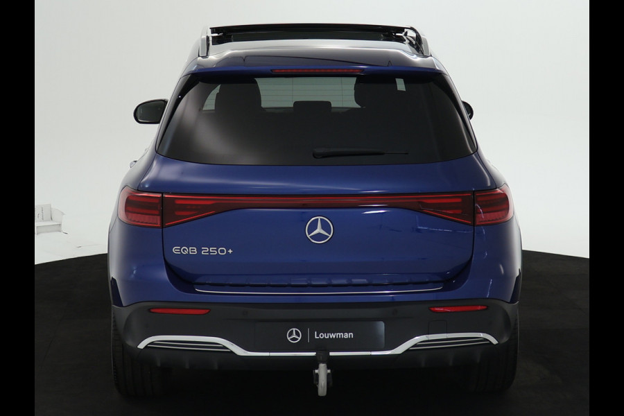Mercedes-Benz EQB 250+ AMG Line 71 kWh | Trekhaak | Parkeerpakket met achteruitrijcamera | Dodehoekassistent | Premium pakket | EASY PACK achterklep | KEYLESS-GO comfort pakket | Verwarmde stoelen vooraan |